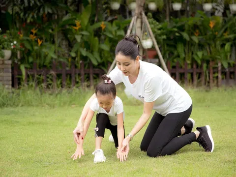 Hà Kiều Anh tập thể dục cùng con gái
