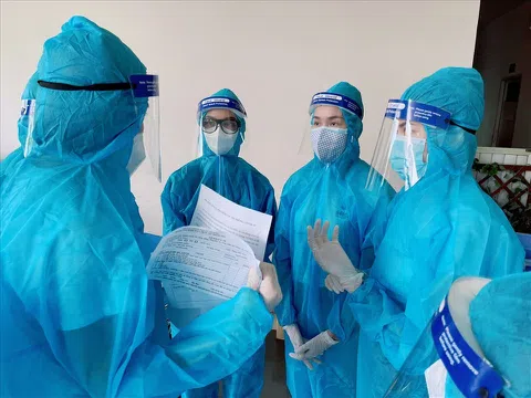Tiểu Vy, Kiều Loan, Phương Anh, Ngọc Thảo làm tình nguyện viên hỗ trợ người dân tiêm Vaccine COVID-19