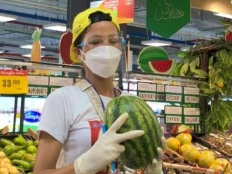 Hoa hậu H'Hen Niê giúp người dân đi siêu thị