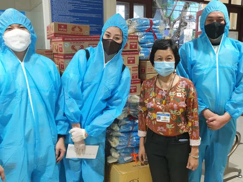 Khánh Vân ủng hộ 300 phần quà cho người lao động nghèo, người trong khu cách ly phong tỏa tại TP.HCM
