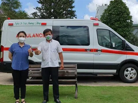 Danh hài Việt Hương tặng xe cứu thương gần 2 tỷ đồng
