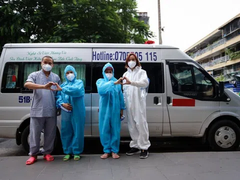 Việt Hương trao tặng 2 xe cho nhóm mai táng từ thiện