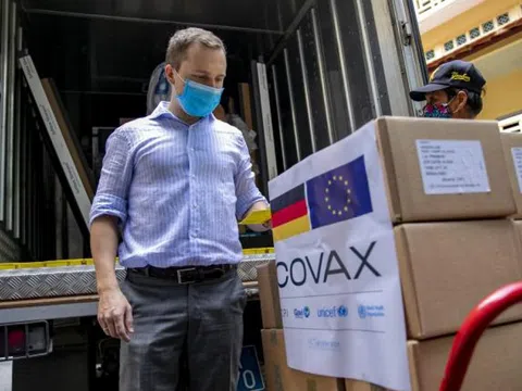 Thêm 1,3 triệu liều vắc xin Pfizer/BioNTech đã về đến Hà Nội