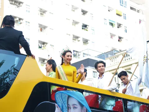 Hoa hậu Thùy Tiên rạng rỡ diễu hành cùng fan trên khắp các tuyến đường lớn của TP.HCM