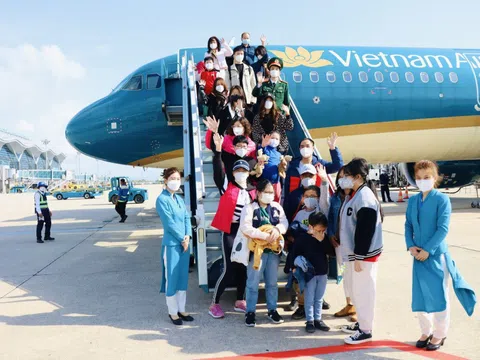 Hàng trăm du khách Việt xông đất đầu năm