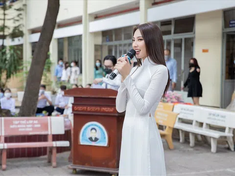 Hoa hậu Thùy Tiên mong manh diện áo dài nữ sinh