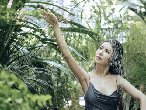 Hoa hậu Loan Vương chụp ảnh "ướt át" dưới mưa
