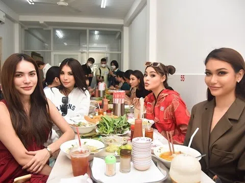 Dàn người đẹp Hoa hậu Hòa bình Thái Lan thưởng thức phở Việt