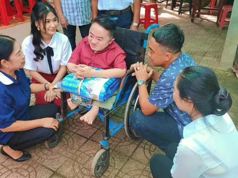 Hoa hậu Nguyễn Thanh Hà thăm nạn nhân chất độc da cam ở Bến Tre