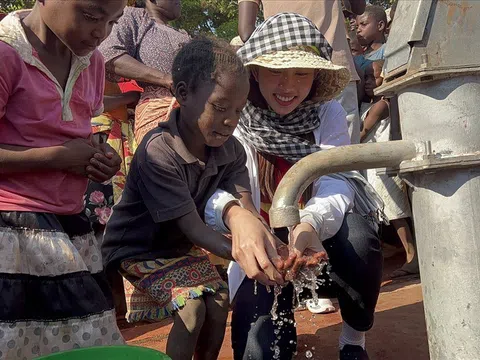 Hoa hậu Thuỳ Tiên xây giếng nước sạch tặng người dân Angola