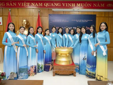 BTC Hoa hậu Biển đảo Việt Nam 2022 tặng trống đồng cho Bảo Tàng Quảng Ninh