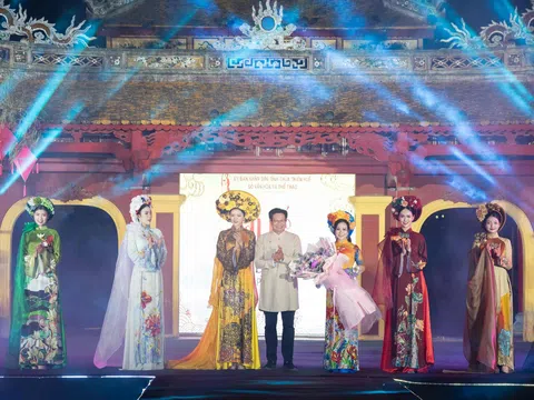 Đạo diễn Nguyễn Lan Vy tạo điểm nhấn cho "Tuần lễ áo dài cộng đồng Huế 2024"