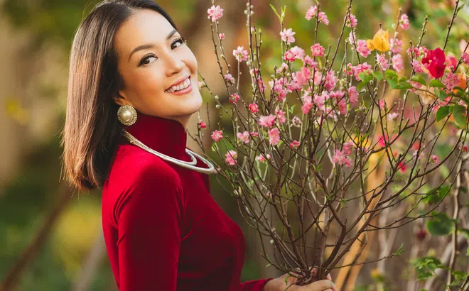 Á hậu Áo dài Chung Vũ Thanh Uyên rạng rỡ trong bộ ảnh đón Xuân 2022