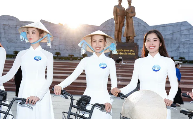 Dàn thí sinh Miss World Vietnam đạp xe ven biển