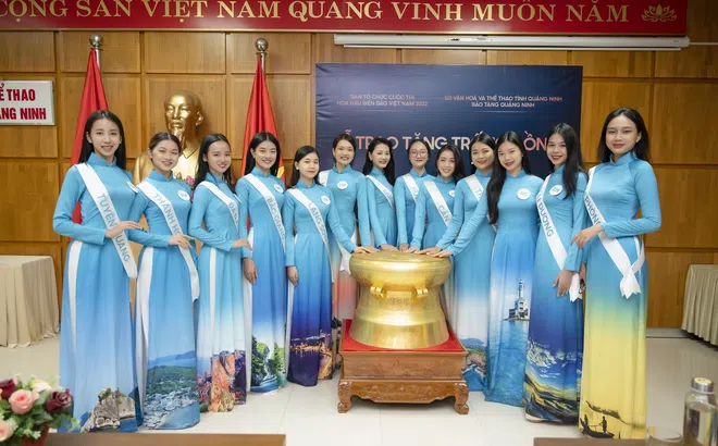 BTC Hoa hậu Biển đảo Việt Nam 2022 tặng trống đồng cho Bảo Tàng Quảng Ninh