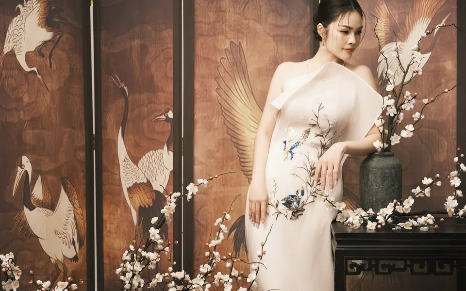 Diễn viên Dương Cẩm Lynh nền nã với áo dài xuân